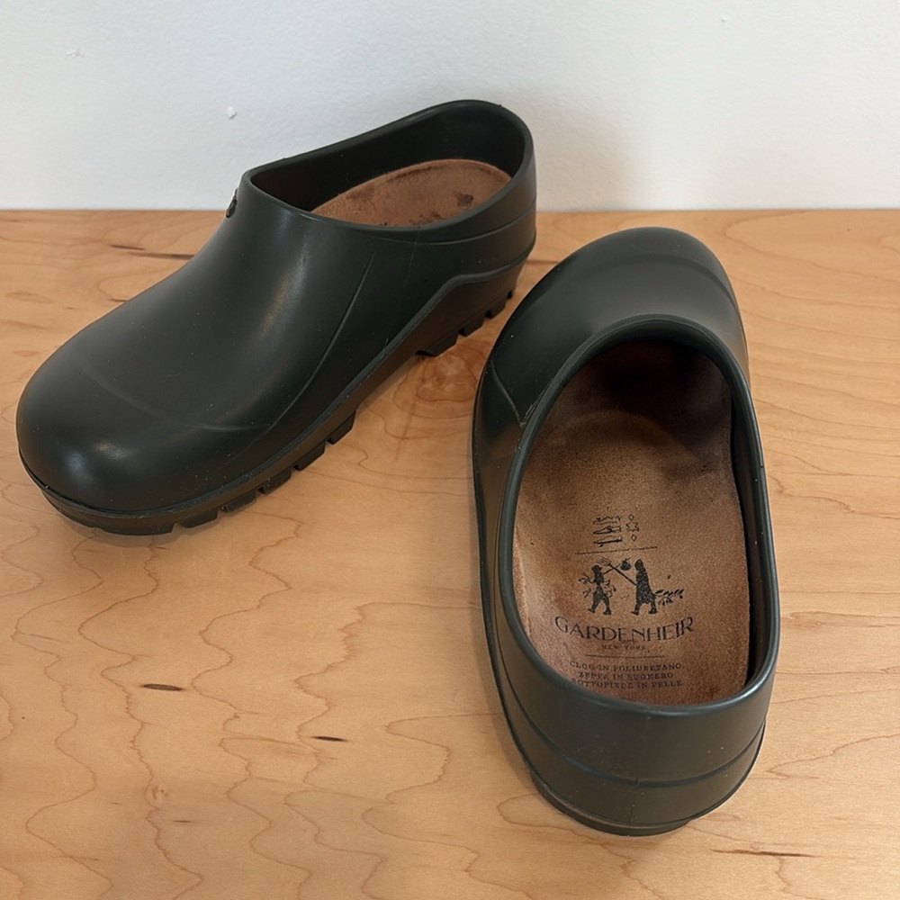 Women’s ITALIAN GARDEN CLOGS IN OLIVE GREEN - Gardenheir